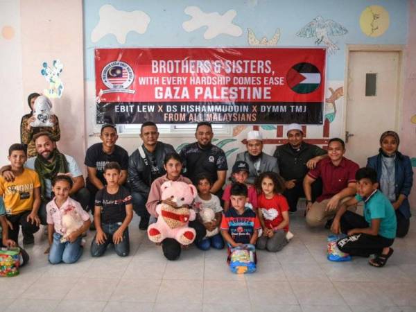 Ebit (belakang, empat dari kanan) bergambar bersama kanak-kanak yang berada di rumah Kasih Umat.