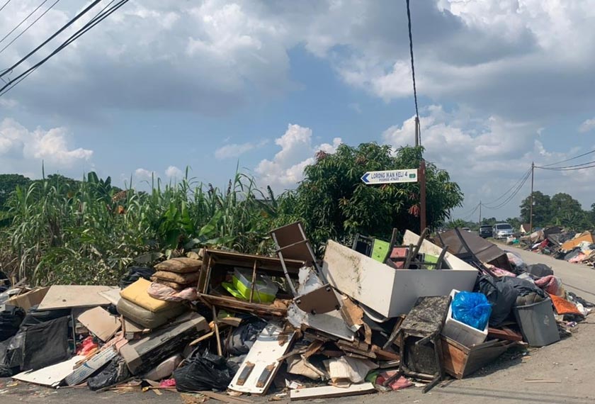 Penduduk bimbang keadaan sampah yang didakwa sudah lebih empat hari belum dipungut akan menjejaskan kesihatan penduduk setempat. - Foto Astro AWANI