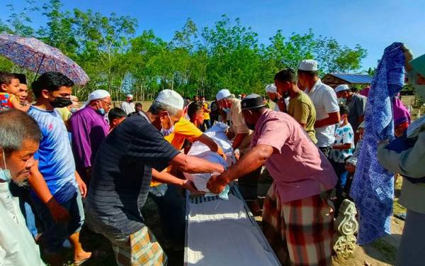 Jenazah Nor Haliza dikebumikan di Tanah Perkuburan Islam Kampung Banggol Stol, Repek Pasir Mas pada Sabtu.